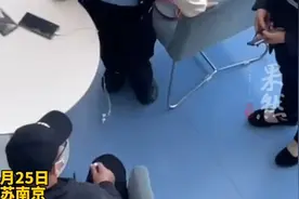 男子图书馆放不雅视频，女生呵斥：你有病吗，这是学校图片