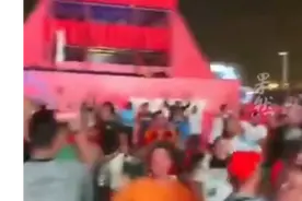 战胜强大的比利时队后，摩洛哥球迷激情相拥庆祝胜利图片