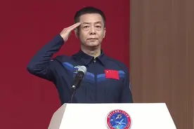 马上评｜“超长待机”25年，他终于圆梦图片