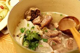 冬日暖汤｜无敌香甜软糯的清炖萝卜牛腩(附蘸料)，降温吃它太舒服了图片