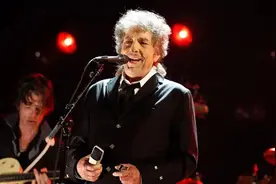 鲍勃·迪伦为新书上的“假签名”道歉，限量“亲笔签名”版售价599美元图片