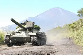 日本自卫队计划将坦克从600辆削减至300辆图片