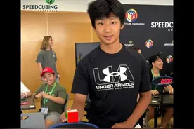 13岁青岛魔方少年打破世界纪录！网友点赞：这就是中国速度，这就是国人风采图片