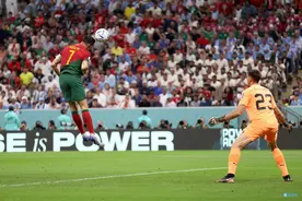 C罗头球瞬间高清图来了，确实没碰到图片