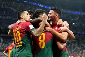 B费双响！葡萄牙队2比0锁定小组出线，C罗“头球戏耍”全世界图片