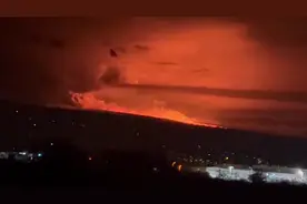 近40年首次 美国夏威夷冒纳罗亚火山喷发图片