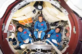 英雄披甲征太空——记神舟十五号航天员图片