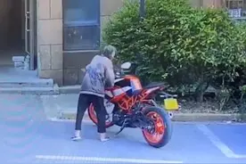 “老人推倒摩托车”案最新进展：继承人未履行判决，车主申请强制执行图片