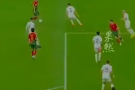 葡萄牙1:0领先乌拉圭，C罗起跳干扰，B费传中变进球图片