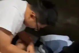 男生一人拿三个手机陪女孩打麻将，男生：这就是因为爱情图片