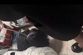 山东日照一女孩被逼下跪，并用饮料浇头，警方：打人者已全部到案，会依法处理图片