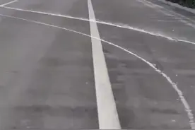 环卫洒水车作业时走“S”形线路，城管局：违反交规，已辞退图片