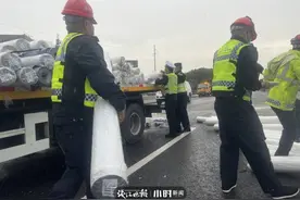 货车高速侧翻，滚落一车布，这群人冒雨救援抢通图片