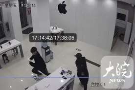 江苏俩男孩假装买手机抢走两部iPhone14 当地警方：已接手处理图片
