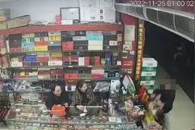 嚣张！男子蹲点到凌晨抢走11包槟榔，私信挑衅老板：看你怎么抓图片