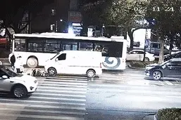 “头好痛！发生了什么？！”一女子躺在杭州街头呻吟图片