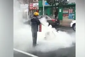 外卖小哥拎灭火器一分钟扑灭着火电动车视频封面