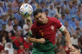 破案了？C罗头球瞬间世界杯用球毫无“心跳”，进球仍属于B费图片