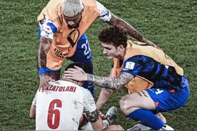 头条世界杯｜伊朗球员流泪，美国队员安慰，足球本该纯粹图片