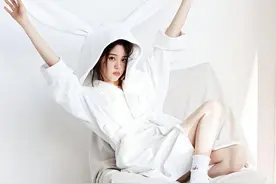 成本50元的浴袍卖988元，网友激辩！欧阳娜娜推个人品牌，是这个“邻家女孩”的商业野心？图片