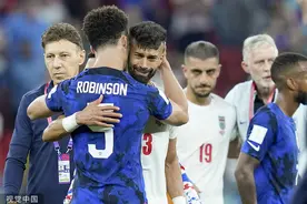 伊朗球员世界杯出局后落泪，美国球员送上安慰图片