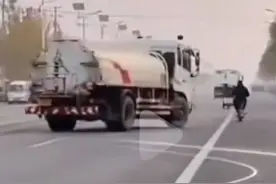 河北一洒水车被曝走S形路线！当地称司机违规操作已被开除图片