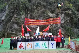 都江堰-四姑娘山 全国首条高海拔山地轨道首隧贯通图片