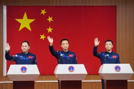 用有限的生命守望无垠的星空！他们，从一粒尘埃出发拥抱寰宇图片