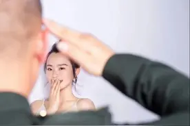 六年军恋长跑，他们终成眷属图片