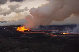熔岩流淌！夏威夷冒纳罗亚火山喷发图片