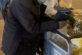 老人颤颤巍巍在寒风中卖白菜，女子全部买走被质疑摆拍图片