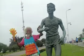 光脚跑237场马拉松的“赤脚大仙”：希望95岁还能站上马拉松赛道图片