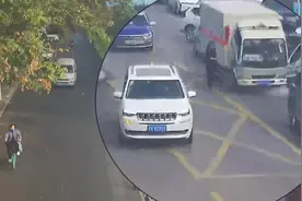 主干路上货车突然冒烟 警花端起水盆就向前冲图片