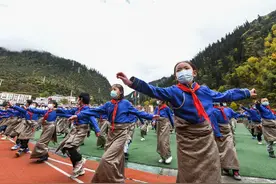 中国西部藏族百姓摆脱大骨节病困扰图片