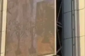 世界杯期间一男子在卡塔尔卖中国小商品，一天能挣2万图片