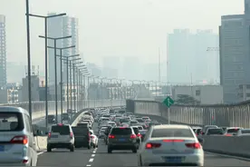 河南机动车保有量突破2588万辆，平均每5人拥有一辆汽车、3人一本驾照图片