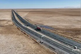 格尔木至老茫崖公路扩建工程建成通车图片