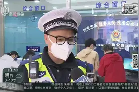 深秋街头萌娃走失 警民接力找到家长视频封面