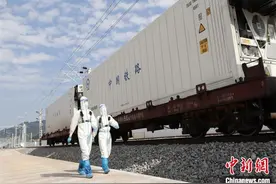 中老铁路首辆全铁路运输水果冷链班列驶入中国图片