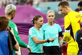 女子裁判组首次执法男足世界杯，有亮点也有失误图片