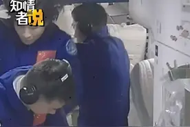 6位航天员在太空拼桌吃饭图片