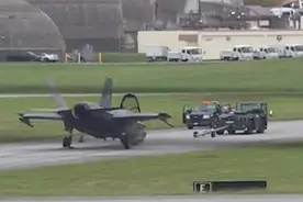 突发！驻日美军F35机头砸向地面图片