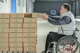 80后小伙坐在轮椅上创业！曾投一百多份简历遭拒，如今经营淘宝店年营业额达200万元图片