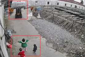 担心门口过路叉车伤人，2岁女童护弟妹进屋避险图片