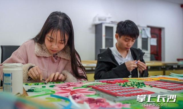 这些精美手工艺品，出自长沙这群心灵手巧的听障大学生