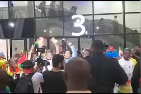 对手的对手是朋友！加纳球迷疯狂庆祝韩国晋级图片