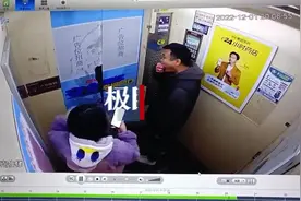 电梯卡顿瞬间丈夫下意识抱住妻子，邻居齐赞“好丈夫”图片