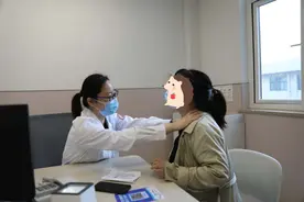 因为经常熬夜，杭州一女士脖子越来越粗，医院一查已是癌症图片