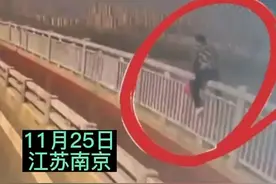 路遇紧急情况，他飞身跨栏救人图片