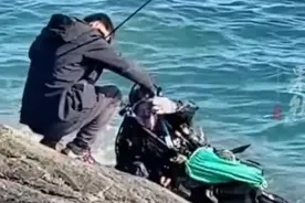 大叔下海潜水，不料连续两次被人“钓上来”图片